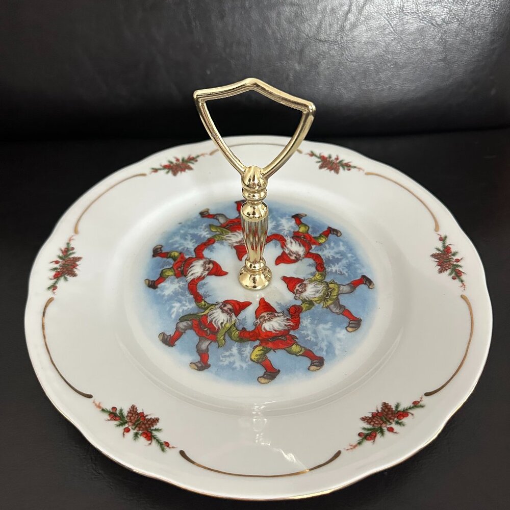 Old Fashioned Christmas by Christineholm Porcelaine Luncheon-Dessert Plae Disc.
